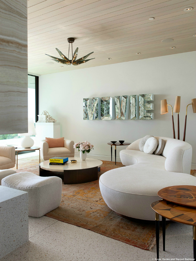 If the thought of getting a sofa in white fabric has crossed your mind but you're still debating wether or not it is a good idea, we gathered some living room inspiration that will probably convince you. white sofa Beautiful Living Room Ideas With A White Sofa marmol radziner