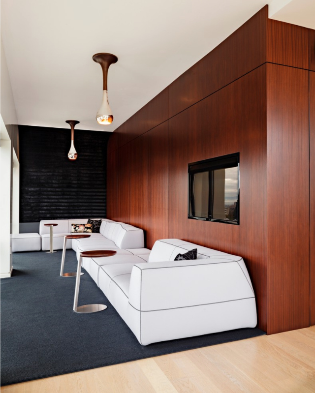 If the thought of getting a sofa in white fabric has crossed your mind but you're still debating wether or not it is a good idea, we gathered some living room inspiration that will probably convince you. white sofa Beautiful Living Room Ideas With A White Sofa white sofa 1