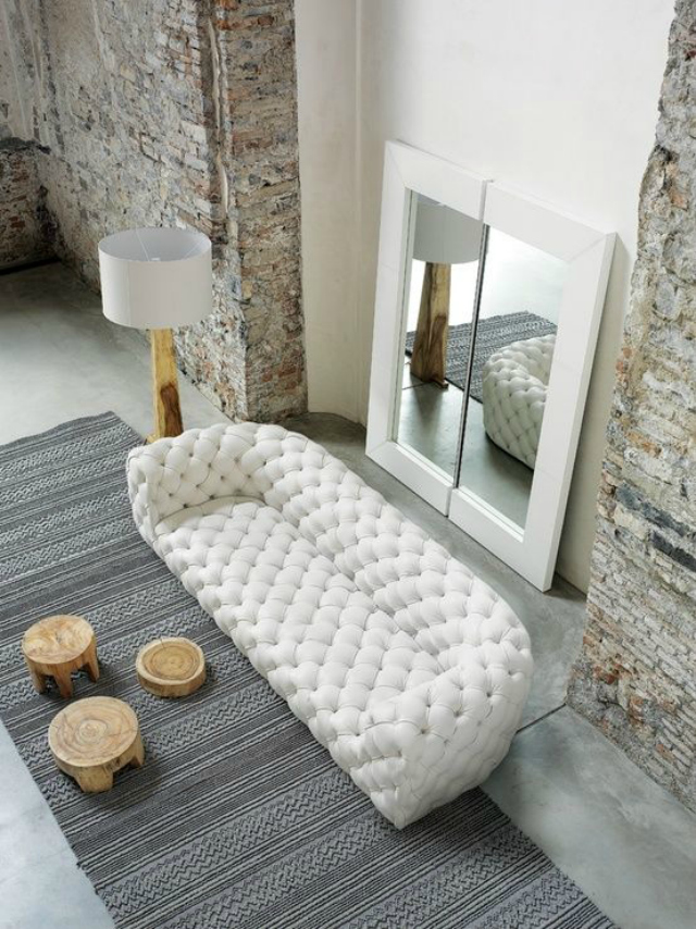 If the thought of getting a sofa in white fabric has crossed your mind but you're still debating wether or not it is a good idea, we gathered some living room inspiration that will probably convince you. white sofa Beautiful Living Room Ideas With A White Sofa white sofa 2