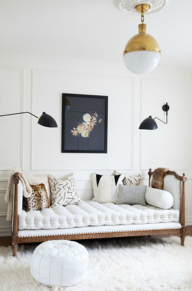If the thought of getting a sofa in white fabric has crossed your mind but you're still debating wether or not it is a good idea, we gathered some living room inspiration that will probably convince you. white sofa Beautiful Living Room Ideas With A White Sofa white sofa 5
