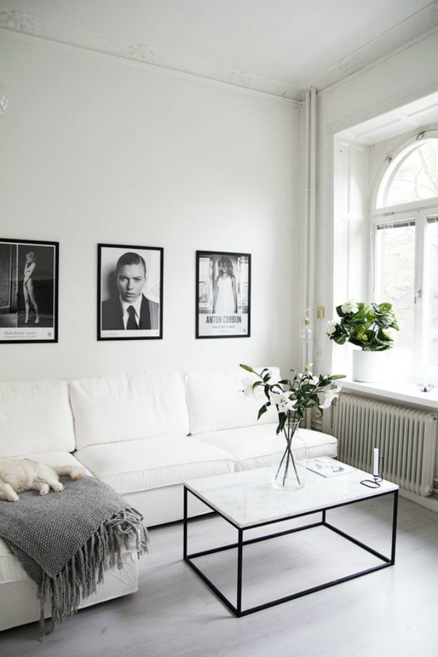 If the thought of getting a sofa in white fabric has crossed your mind but you're still debating wether or not it is a good idea, we gathered some living room inspiration that will probably convince you. white sofa Beautiful Living Room Ideas With A White Sofa white sofa 6