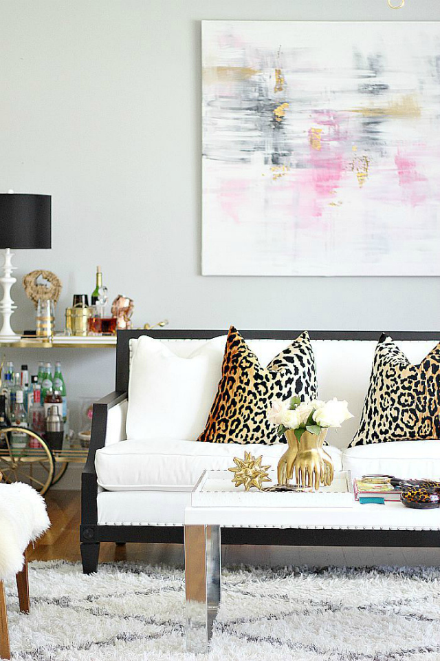 If the thought of getting a sofa in white fabric has crossed your mind but you're still debating wether or not it is a good idea, we gathered some living room inspiration that will probably convince you. white sofa Beautiful Living Room Ideas With A White Sofa white sofa 7