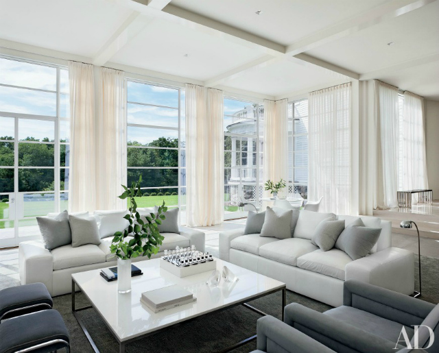If the thought of getting a sofa in white fabric has crossed your mind but you're still debating wether or not it is a good idea, we gathered some living room inspiration that will probably convince you. white sofa Beautiful Living Room Ideas With A White Sofa white sofa victoria hagan