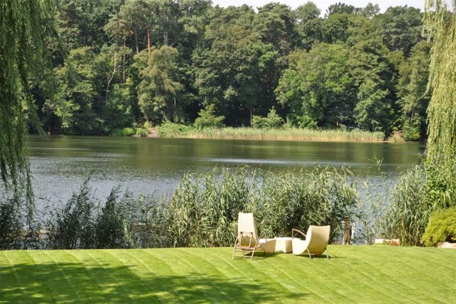 villa-with-impressive-lake-view-berlin1 dream houses Most Expensive Dream Houses in Germany To Inspire your Luxury Side VILLA WITH IMPRESSIVE LAKE VIEW BERLIN1 e1483458093330