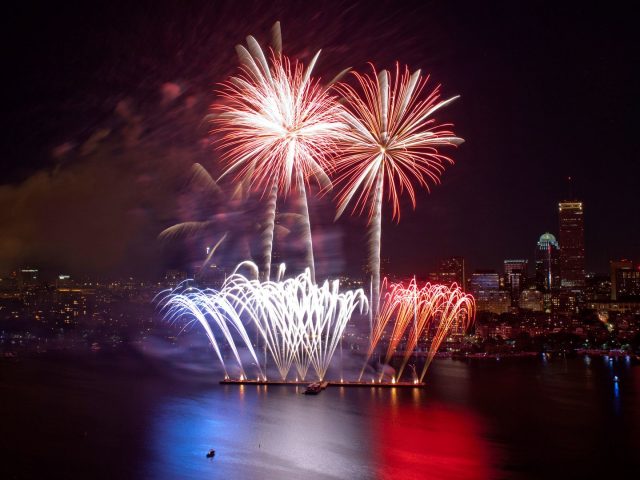 10 Must-See Fourth Of July Fireworks In The USA  10 Must-See Fourth Of July Fireworks In The USA 10 Must See Fourth Of July Fireworks In The USA 3 e1498658333670