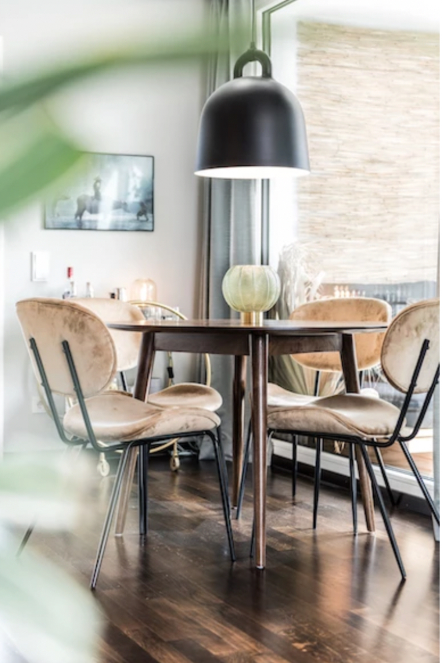 Casa Coulon- Interior Design Inspirations for Your Home APARTMENT MÜNCHEN dinning table, with beige dinning chairs and a wood rounded dinning table  casa coulon Casa Coulon- Interior Design Inspirations for Your Home Captura de ecra   2021 11 19 a  s 15