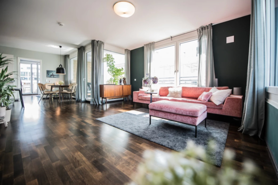 Casa Coulon- Interior Design Inspirations for Your Home APARTMENT MÜNCHEN living room and dinning room, with a pink couch and pink stool in the center, and a  grey rug  casa coulon Casa Coulon- Interior Design Inspirations for Your Home Captura de ecra   2021 11 19 a  s 15