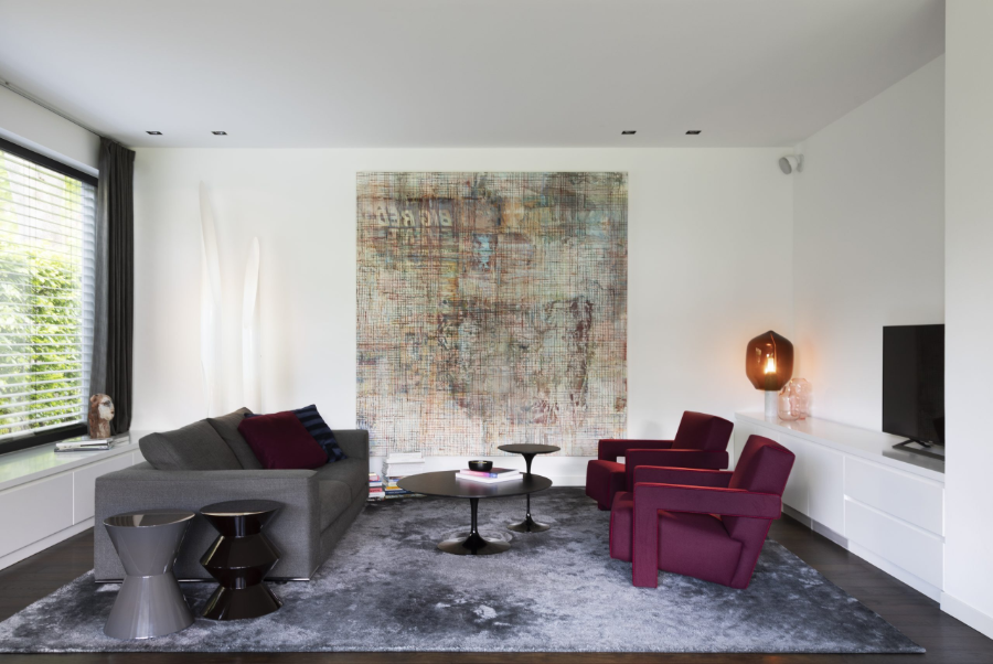 Dopo Domani, ZEITLOSE ELEGANZ UND WOHNLICHKEITliving room with a grey sofa, 2 deep purple armchairs, 2 center tables and 2 side tables.  dopo domani 10 Stunning Dopo Domani Interiors To Inspire You dopo domani Residence R 008 scaled 1