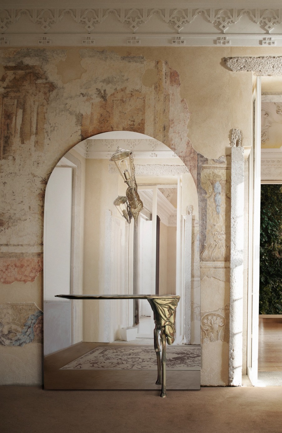 neutral coloured hallway design with big mirror modern round mirrors for hallways and entryways Modern Round Mirrors for Hallways and Entryways: Brass, Wood, Gold & Silver BL4