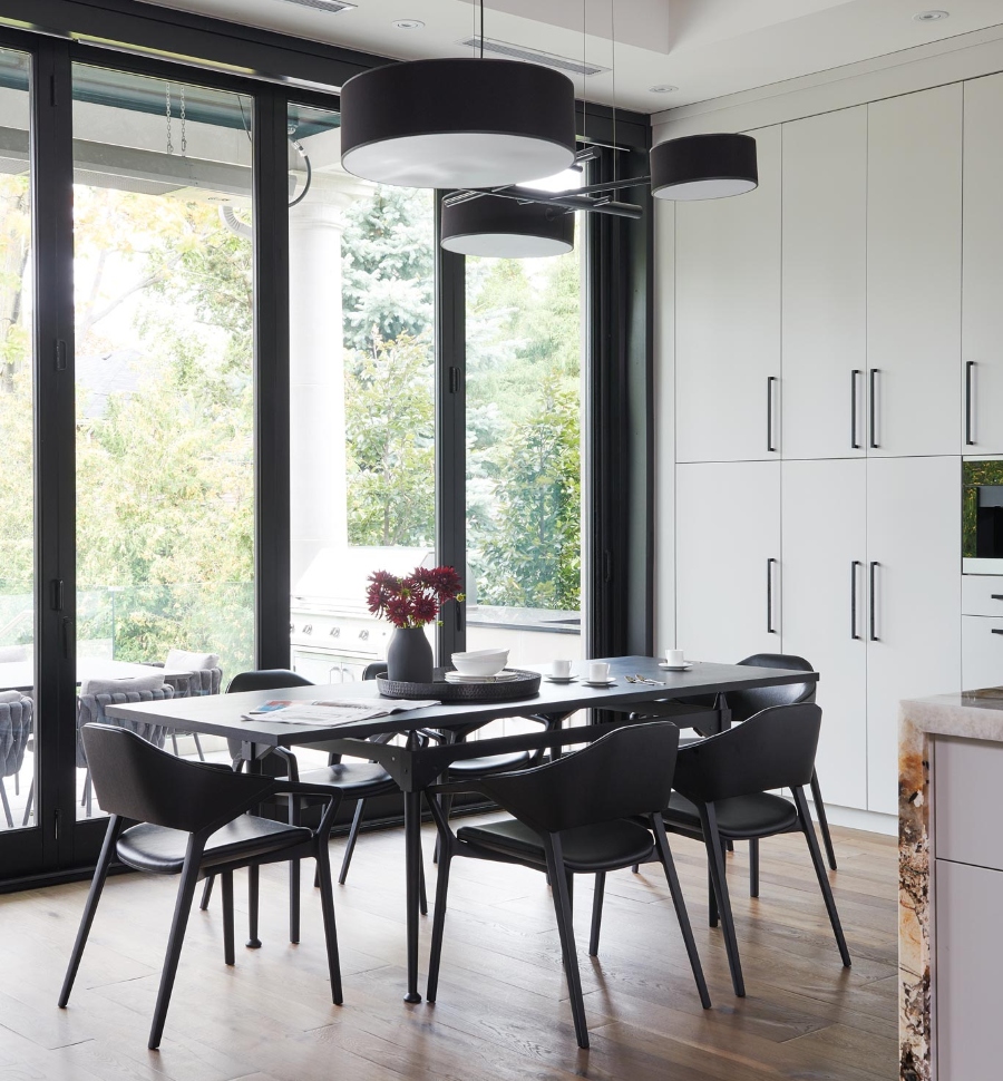 Coe Mudford Interior Design: Modern home decoration ideas. This dining area in the kitchen has a black table and black armchairs.  modern home decoration ideas Modern home decoration ideas: Coe Mudford Interior Design Coe Mudford Interior Design Modern home decoration ideas  Knightwood Park4 3