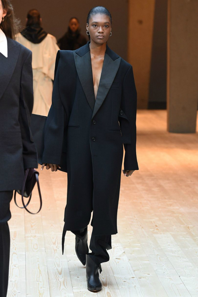 The bold, floor-length tailored coat, a tuxedo with its hemline sweeping right down to the ankle and a oversized tailoring were the key pieces of Céline fall collection.