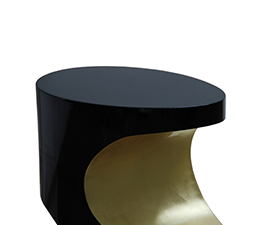 Bryce is a small side table with unique and unusual forms. Its body is made in black laquered fiberglass and high gloss golden leaf.